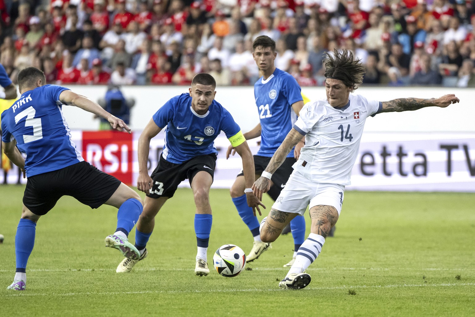Switzerland&#039;s Steven Zuber, right, scores the opening goal during friendly soccer match between Switzerland and Estonia in Lucerne, Switzerland, Tuesday, June 4, 2024. (Urs Flueeler/Keystone via  ...