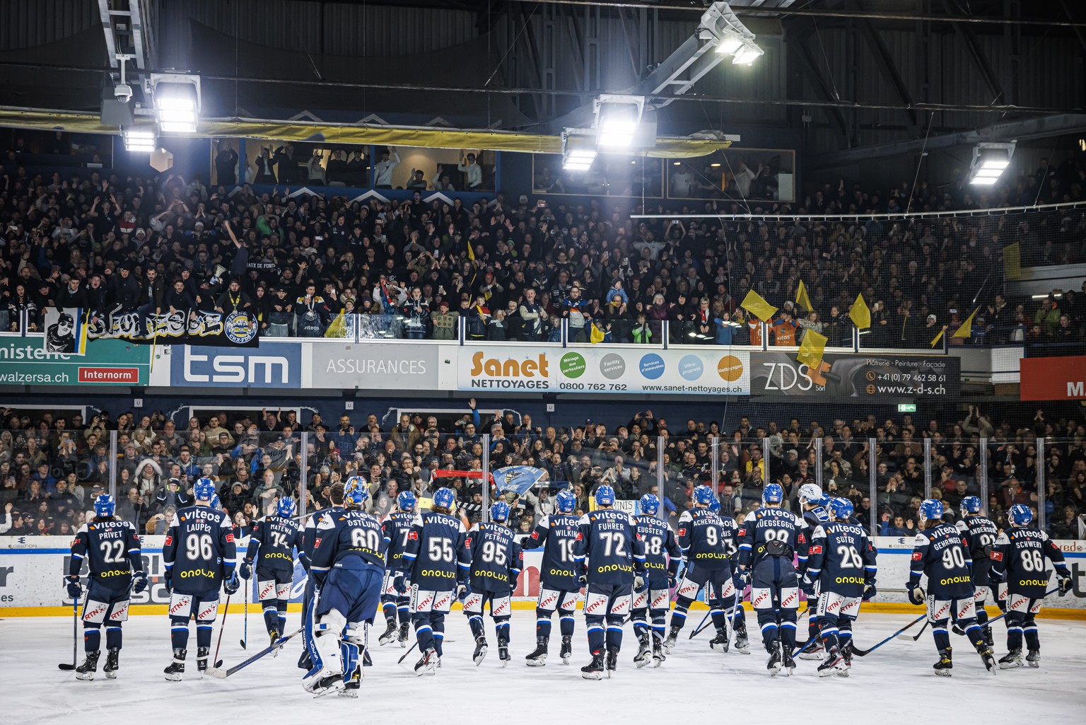 Les joueurs neuchatelois celebrent leur victoire apres la finale de playoff acte 3 du championnat suisse de hockey sur glace de Swiss League LNB, entre HC La Chaux-de-Fonds, HCC, et EHC Olten ce diman ...
