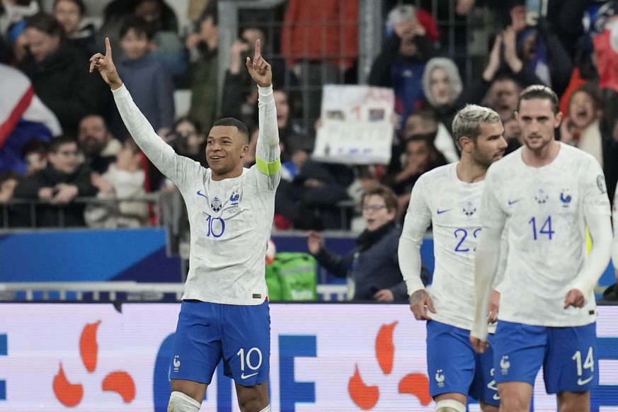 France&#039;s Kylian Mbappe, left, celebrates after scoring his side&#039;s fourth goal during the Euro 2024 group B qualifying soccer match between France and the Netherlands at the Stade de France i ...