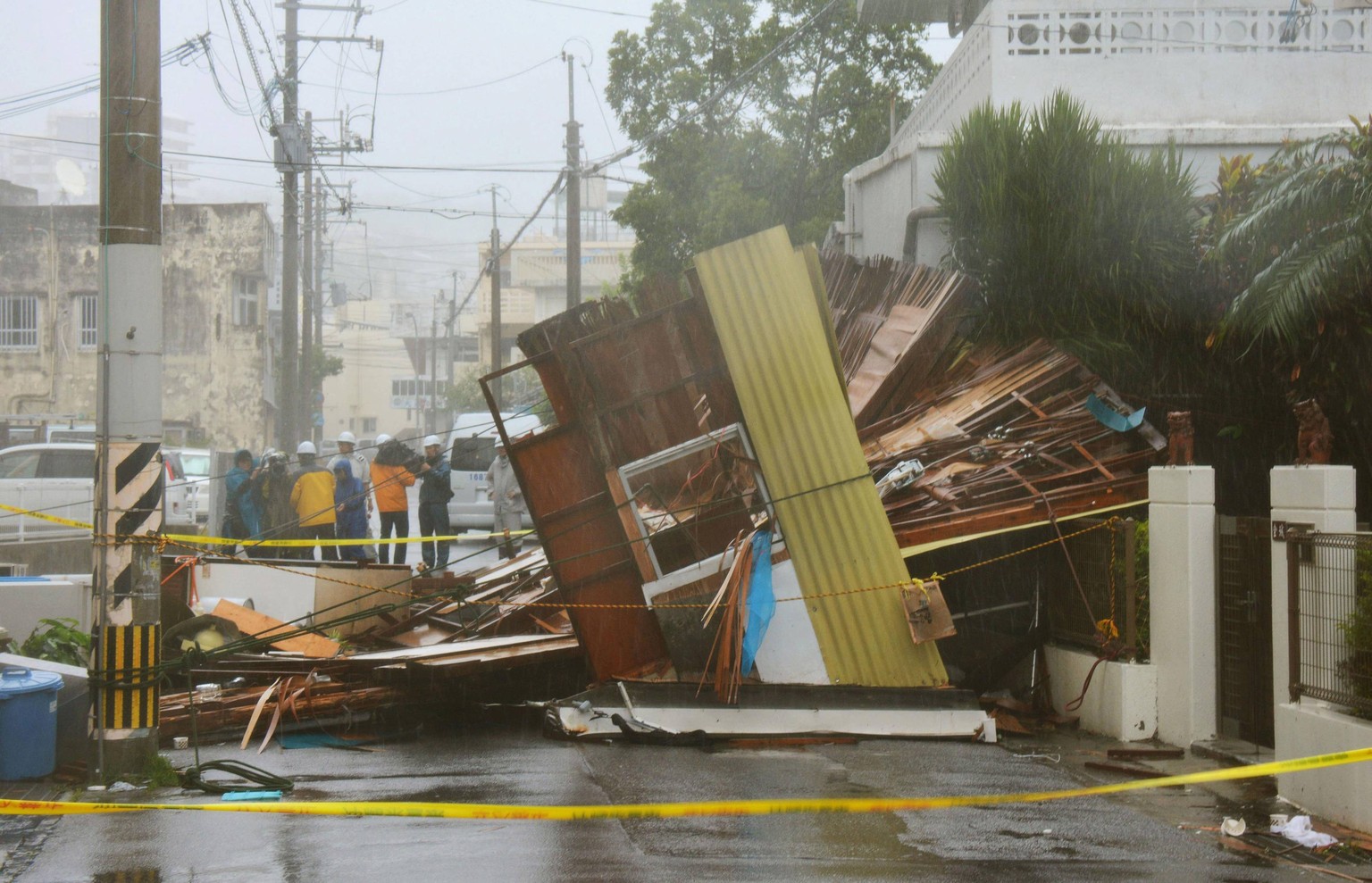 Dieses Holzhaus in Okinawa hielt dem Sturm nicht Stand.
