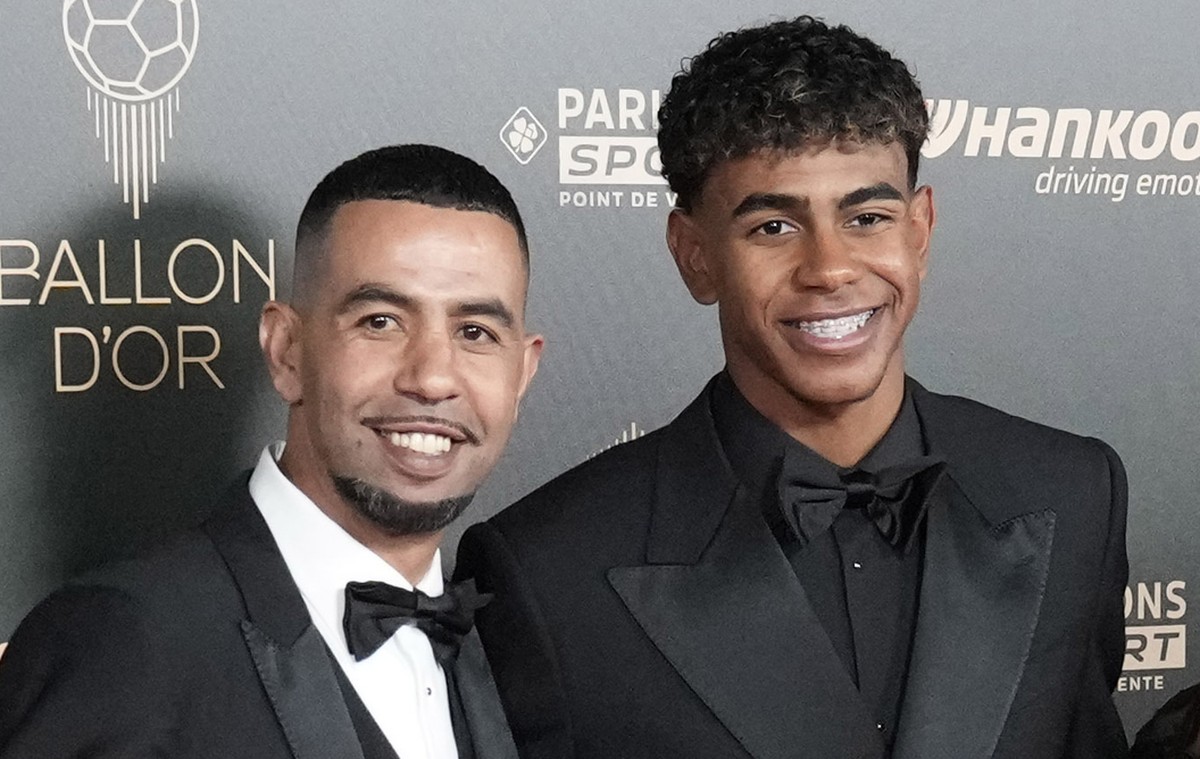 Barcelona's Spanish forward Lamine Yamal, center, his father Mounir Nasraoui, his mother Sheila Ebana, right, and his younger brother Keyne arrive for the 68th Ballon d'Or (Golden Ball) awar ...