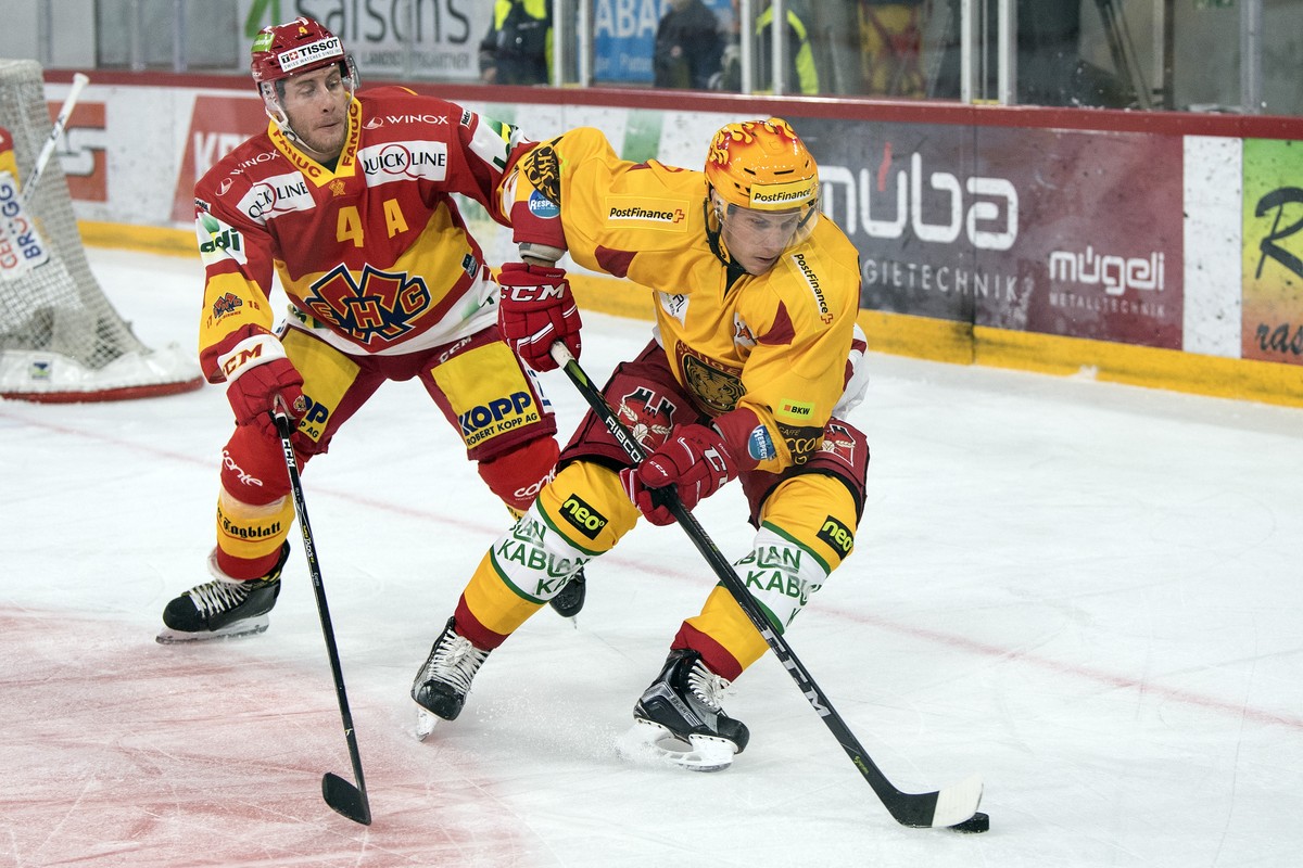 Biels Kevin Fey, links, im Duell mit Langnaus Antti Erkinjuntti im Eishockey Meisterschaftsspiel der National League zwischen dem EHC Biel und den SCL Tigers, am Samstag, 9. September 2017, in der Tis ...