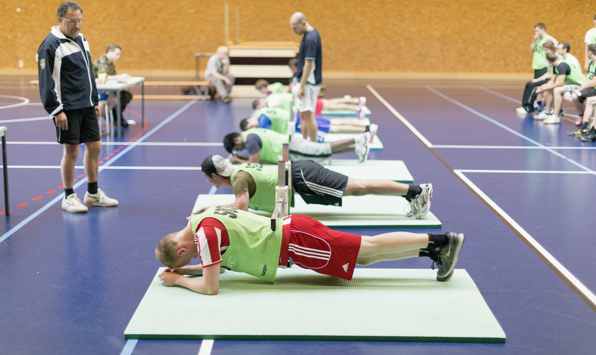 Young men during the abdominal strength test, pictured on August 5, 2013, in a recruitment center of the Swiss Armed Forces in Rueti, canton of Zurich, Switzerland. Persons required to enlist from the ...