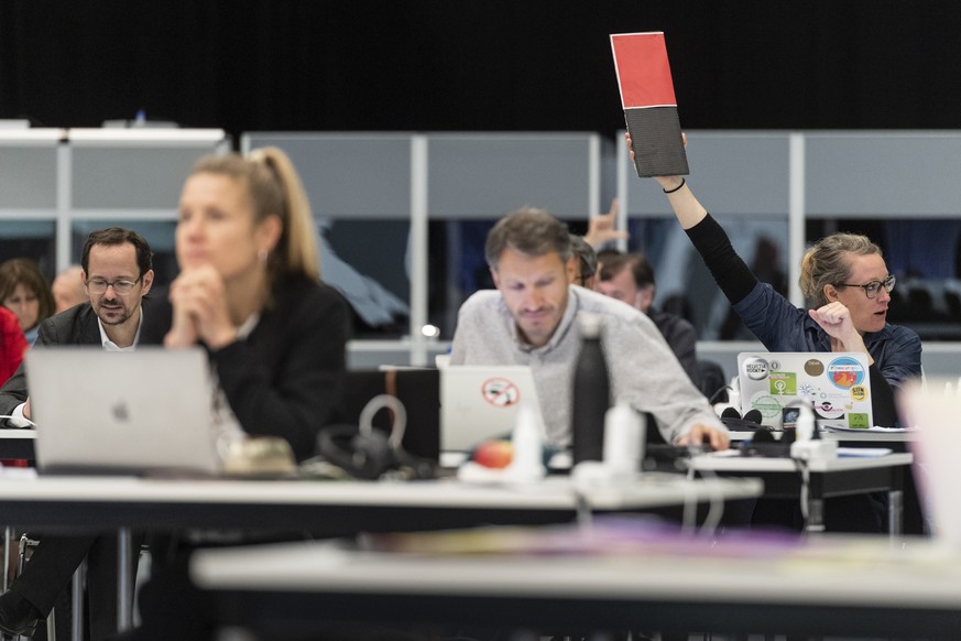 Aline Trede, GP-BE, haelt ein rotes Schild in die Hoehe als Abstimmungsvorgabe fuer ihre Fraktion, an der ausserordentlichen Session der Eidgenoessischen Raete zur Corona-Krise, am Dienstag, 5. Mai 20 ...