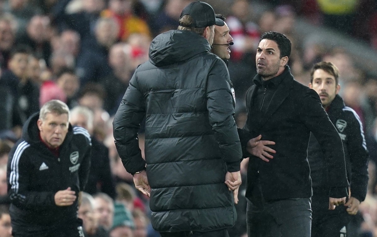 epa09594340 Liverpool's manager Juergen Klopp (C) argues with Arsenal's manager Mikel Arteta (R) during the English Premier League soccer match between Liverpool FC and Arsenal FC in Liverpo ...