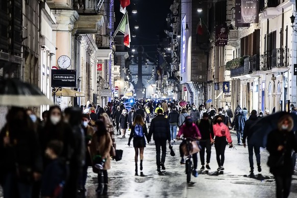 epa09057914 People stroll in the Via del Corso street during the emergency of the Coronavirus Covid-19 pandemic, in Rome, Italy, 06 March 2021. EPA/ANGELO CARCONI