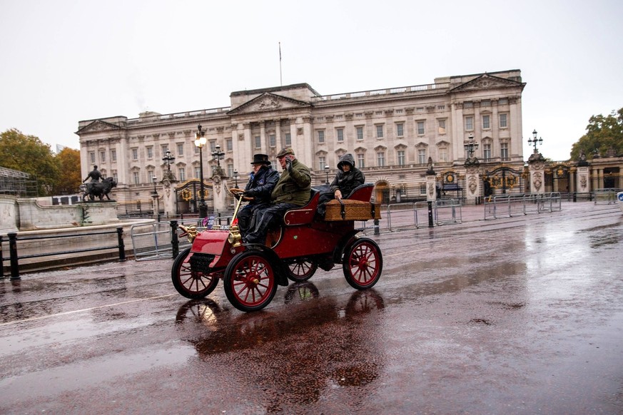 RAC London to Brighton Veteran Car Run - 02 Nov 2025 An Autocar veteran car drives past Buckingham Palace. The annual RAC London to Brighton Veteran Car Run, founded in 1896, is the world s longest-ru ...