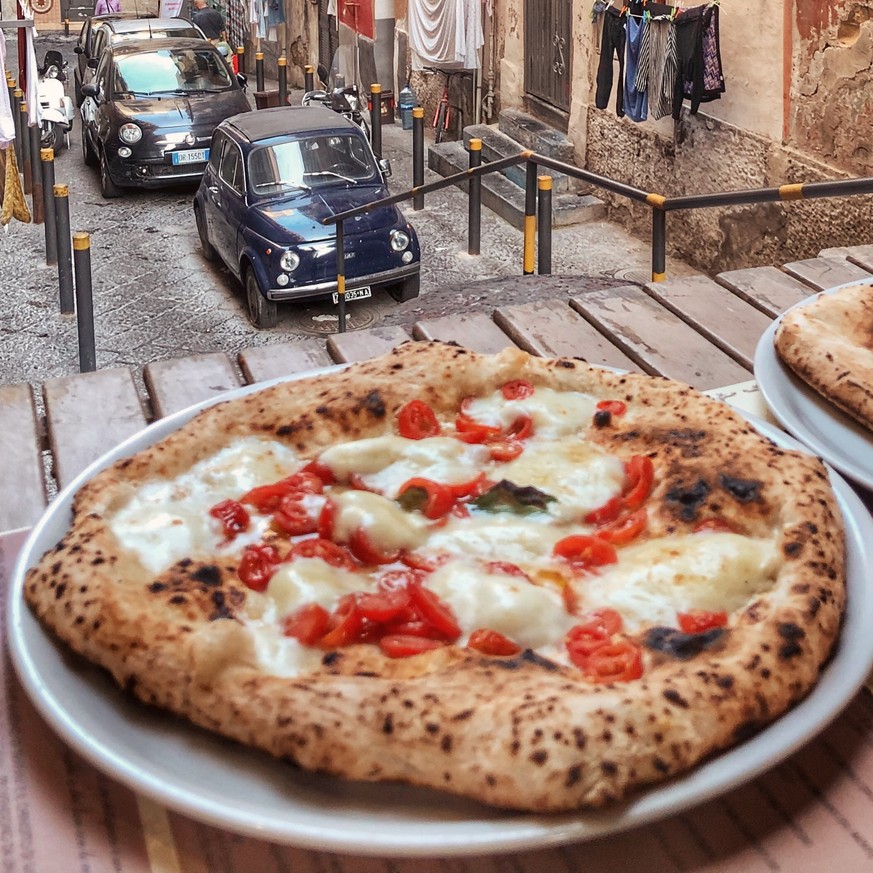 pizza napoli neapel essen food reisen italien kochen strasse fiat 500 altstadt
