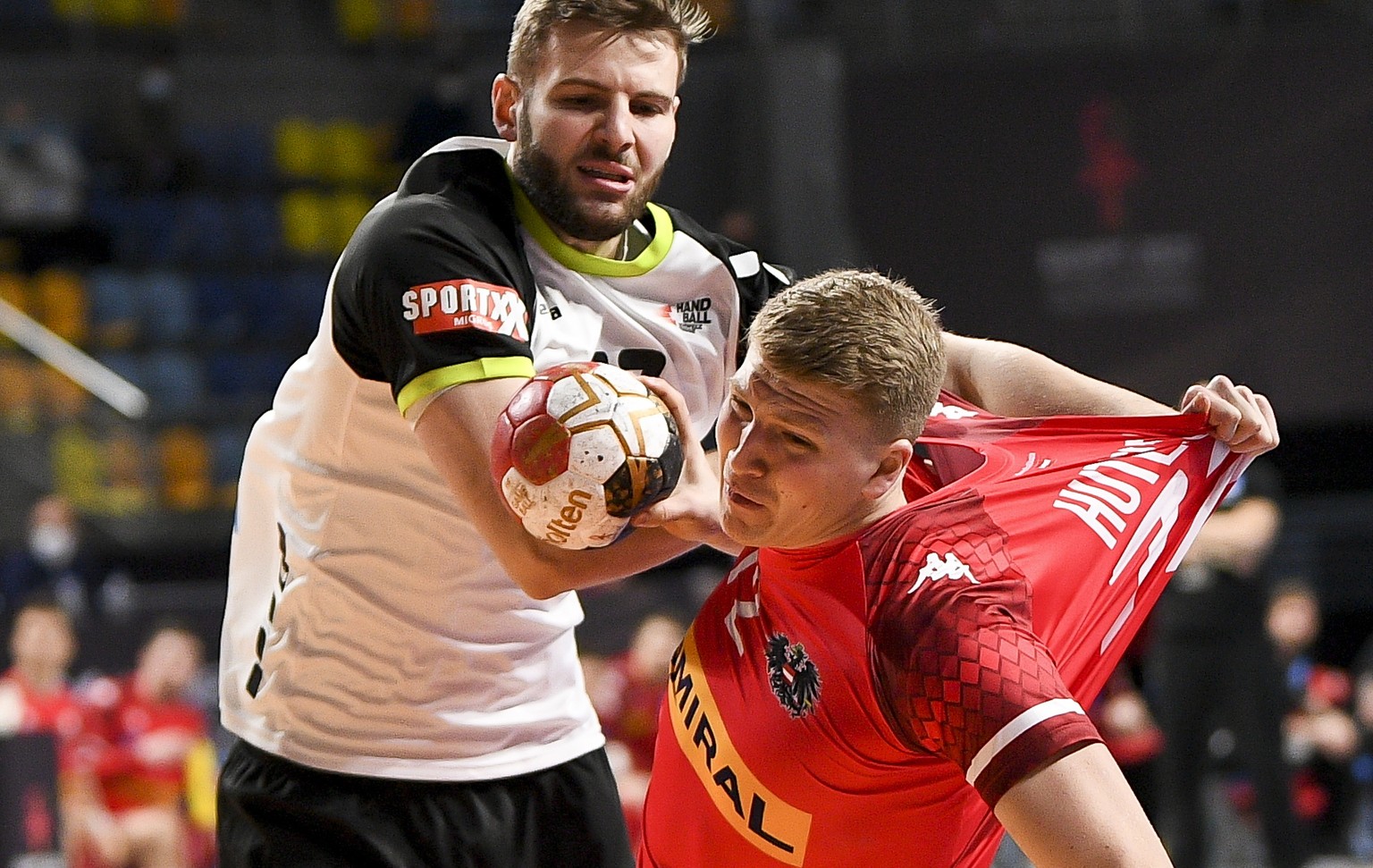 epa08937607 Switzerland&#039;s Samuel Rothlisberger (L) in action against Austria&#039;s Lukas Hutecek (R) during the match between Austria and Switzerland at the 27th Men&#039;s Handball World Champi ...