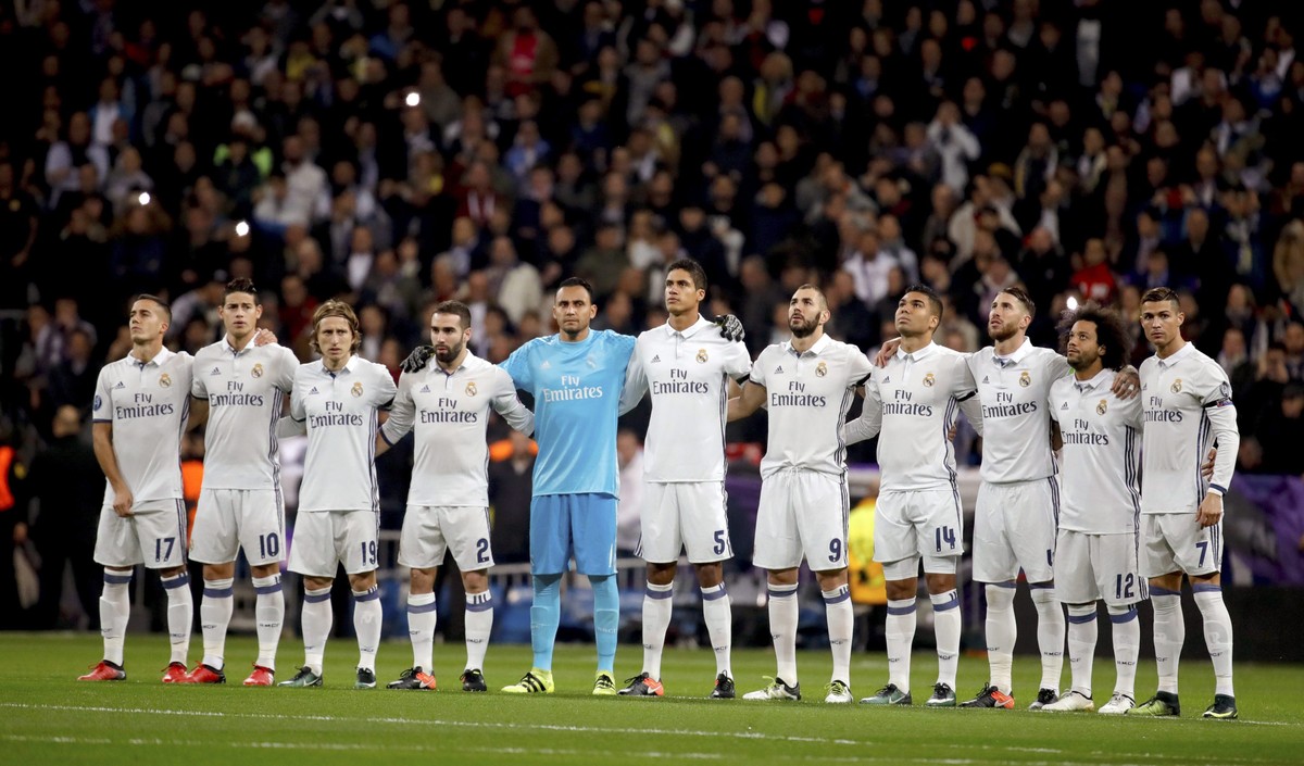 epa05664517 Real Madrid's players observe a minute's silence for the plane crash victims of the Brazilian soccer team Chapecoense before the UEFA Champions League match between Real Madrid a ...