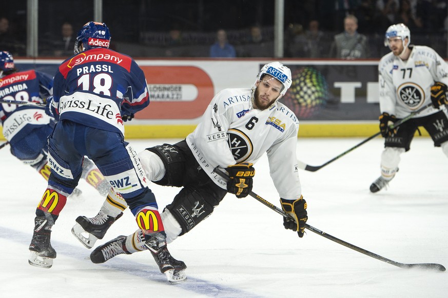 Zuerichs Raphael Prassl, links, gegen Luganos Massimo Ronchetti, rechts, im zweiten Eishockey Playoff-Finalspiel der National League zwischen den ZSC Lions und dem HC Lugano, am Samstag, 14. April 201 ...