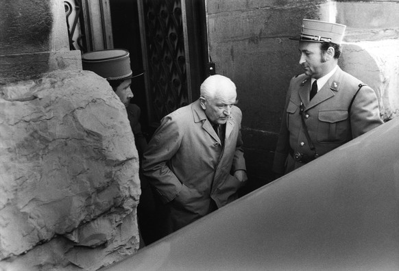 Brigadier Jean-Louis Jeanmaire wird nach dem Prozess von der Polizei vor dem Bundesgerichtes in Lausanne im Juni 1977 abgefuehrt. Jeanmaire ist wegen Landesverrates am 17. Juni zu 18 Jahren Zuchthaus  ...