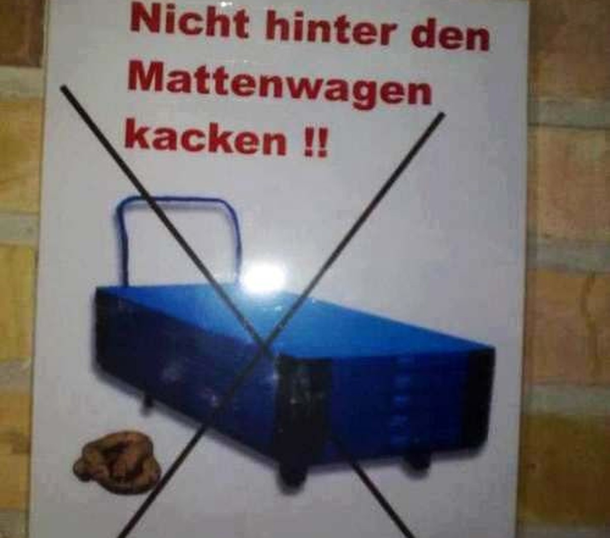 Ein sehr verstörendes Warnschild. Den Mattenwagen kennen aber alle.