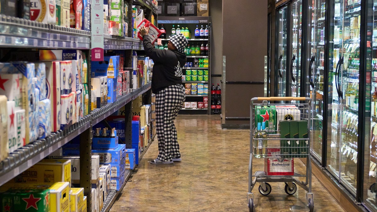 epa11804419 A person grabs a 12 pack of beer off the shelf at a liquor store in Los Angeles, California, USA, 03 January 2025. The US surgeon general issued a new advisory warning on 03 January about  ...