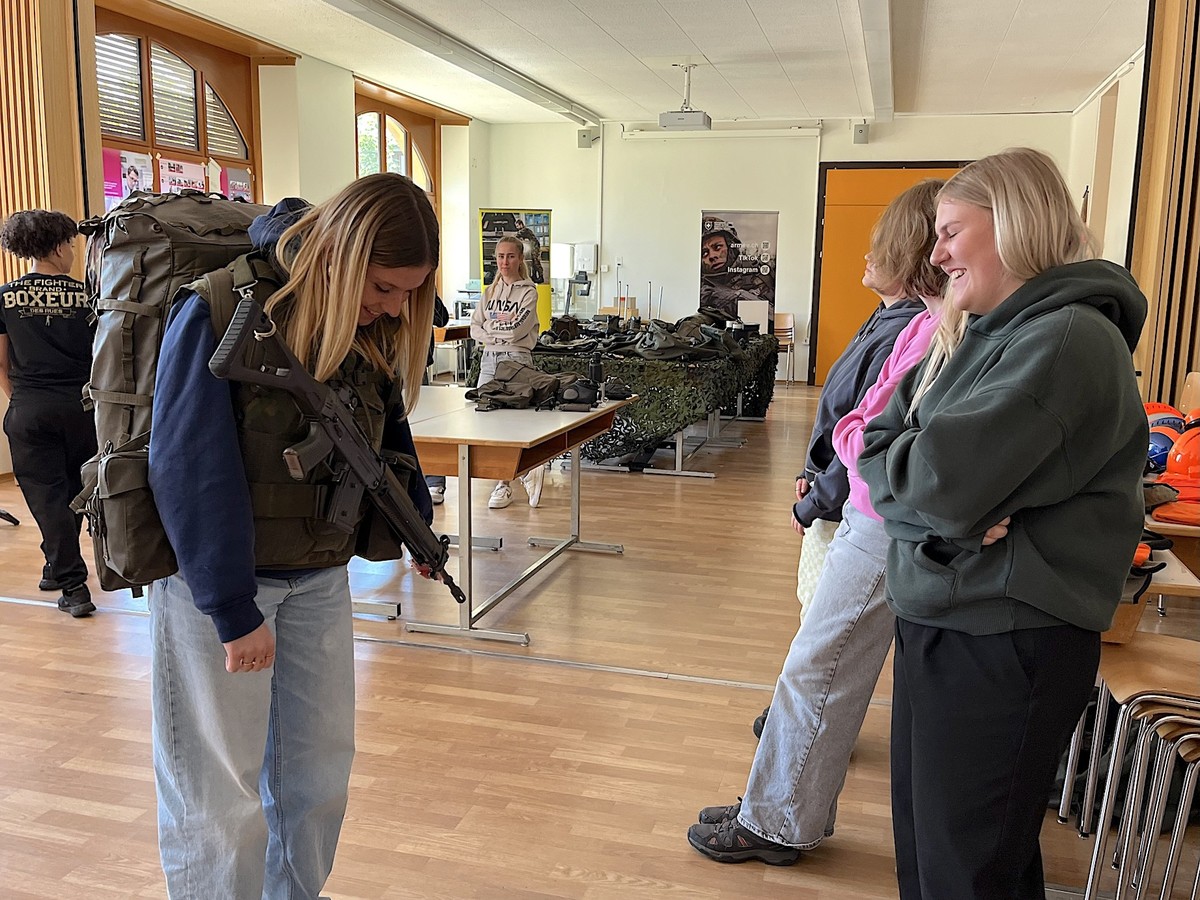 A Colombier (NE), une quarantaine de jeunes femmes ont pris part à une journée d'information de l'armée suisse.