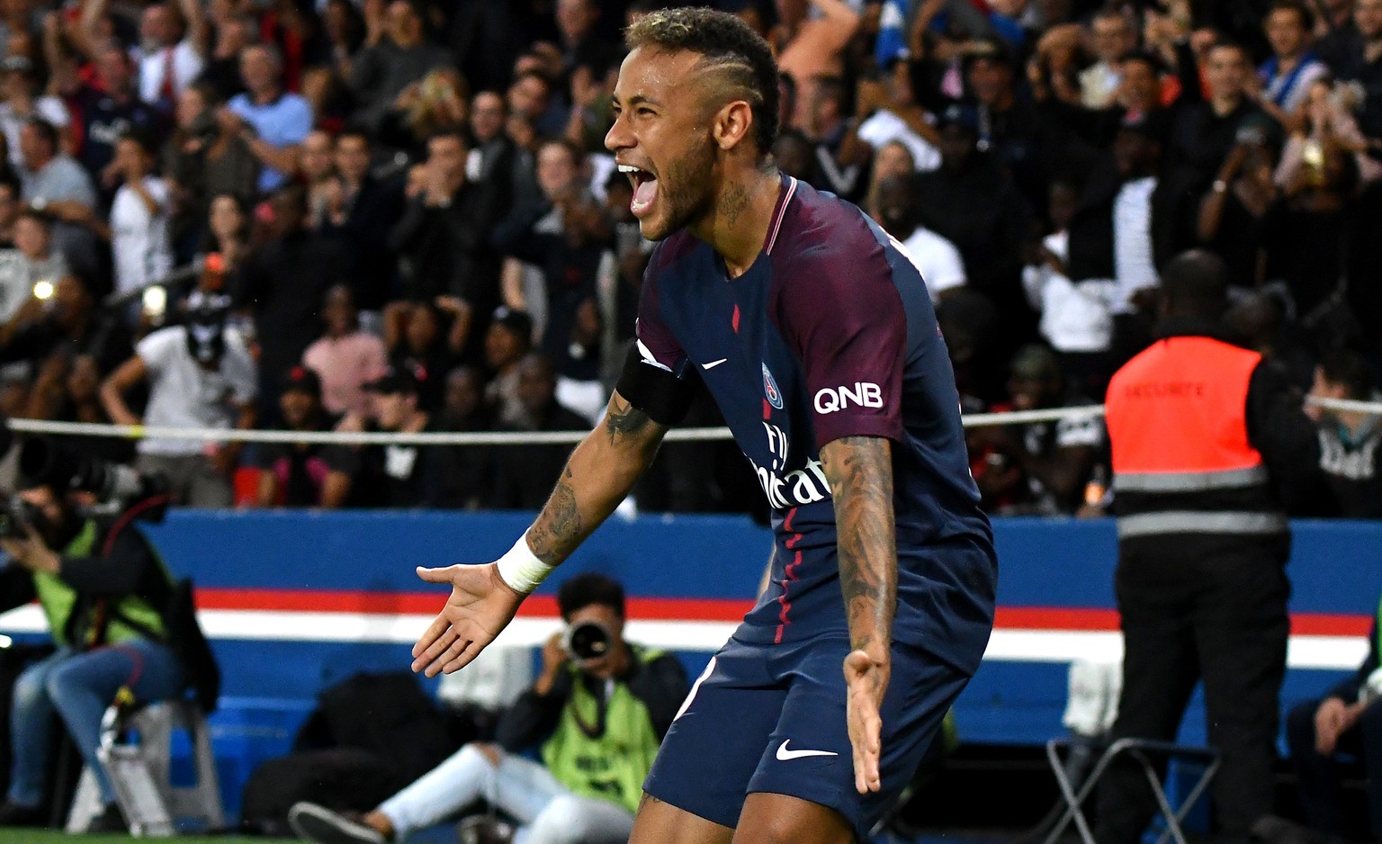 epa06153884 Paris Saint Germain&#039;s Neymar Jr reacts after scoring during the French Ligue 1 soccer match between Paris Saint Germain (PSG) and Toulouse FC (TFC) at the Parc des Princes stadium in  ...