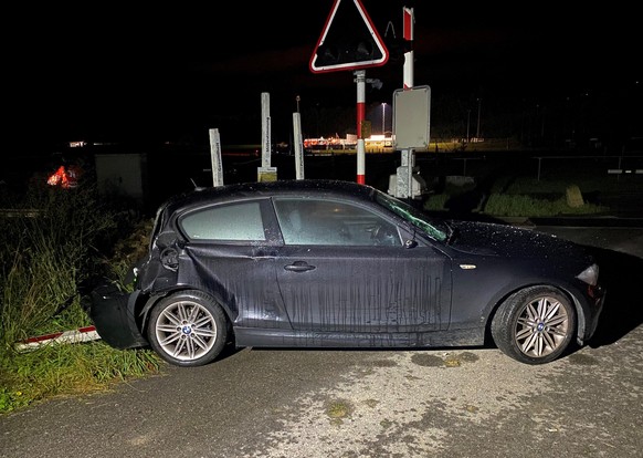 Der Zug rammte das Auto auf dem Bahnübergang.