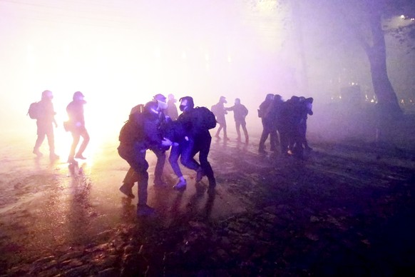 Police detain protesters following Georgian Prime Minister Irakli Kobakhidze&#039;s announcement, rallying outside the parliament building in Tbilisi, Georgia, on Friday, Nov. 29, 2024. (AP Photo/Zura ...