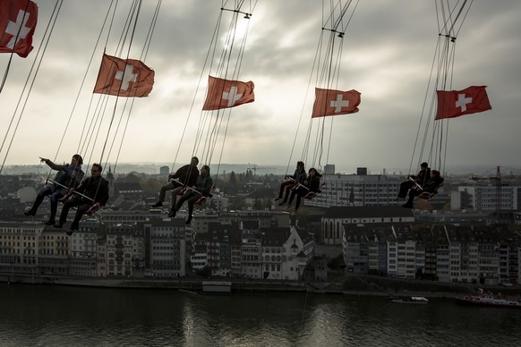 Besucher vergnuegen sich auf der &quot;Condor&quot; beim Kasernenareal an der Herbstmesse in Basel am Samstag, 29. Oktober 2016. (KEYSTONE/Alexandra Wey)