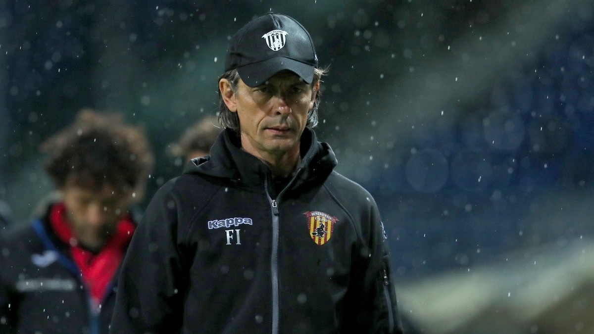 epa09195125 Benevento's coach Filippo Inzaghi during the Italian Serie A soccer match Atalanta BC vs Benevento at the Gewiss Stadium in Bergamo, Italy, 12 May 2021. EPA/PAOLO MAGNI