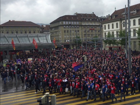 Singend ziehen sie am Bahnhof Bern vorbei: Fans des FC Basel auf dem Weg an den Cupfinal im Stade de Suisse.