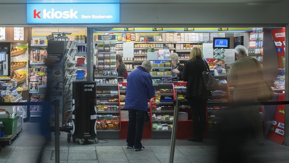 ARCHIV - ZUR MELDUNG ZUM RUECKRUF DER MARS-RIEGEL DURCH MARS SCHWEIZ AG UND DEN VERKAUFSTOPP BEI VALORA STELLEN WIR IHNEN FOLGENDES ARCHIVBILD ZUR VERFUEGUNG. - Der Kiosk der zur Valora Gruppe gehoere ...