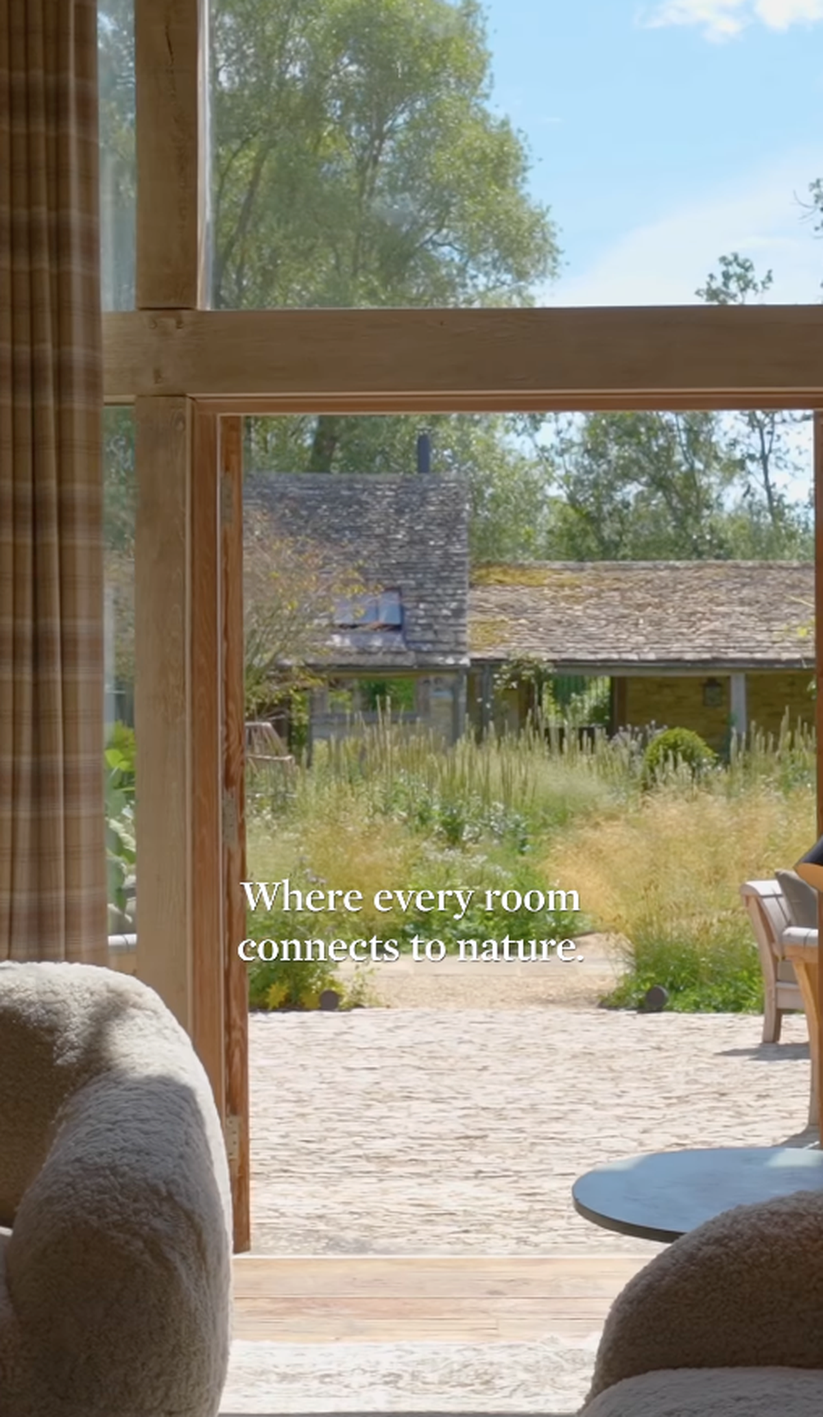 Le domaine offre une surface habitable d'environ 1500 m² répartie sur plusieurs bâtiments.