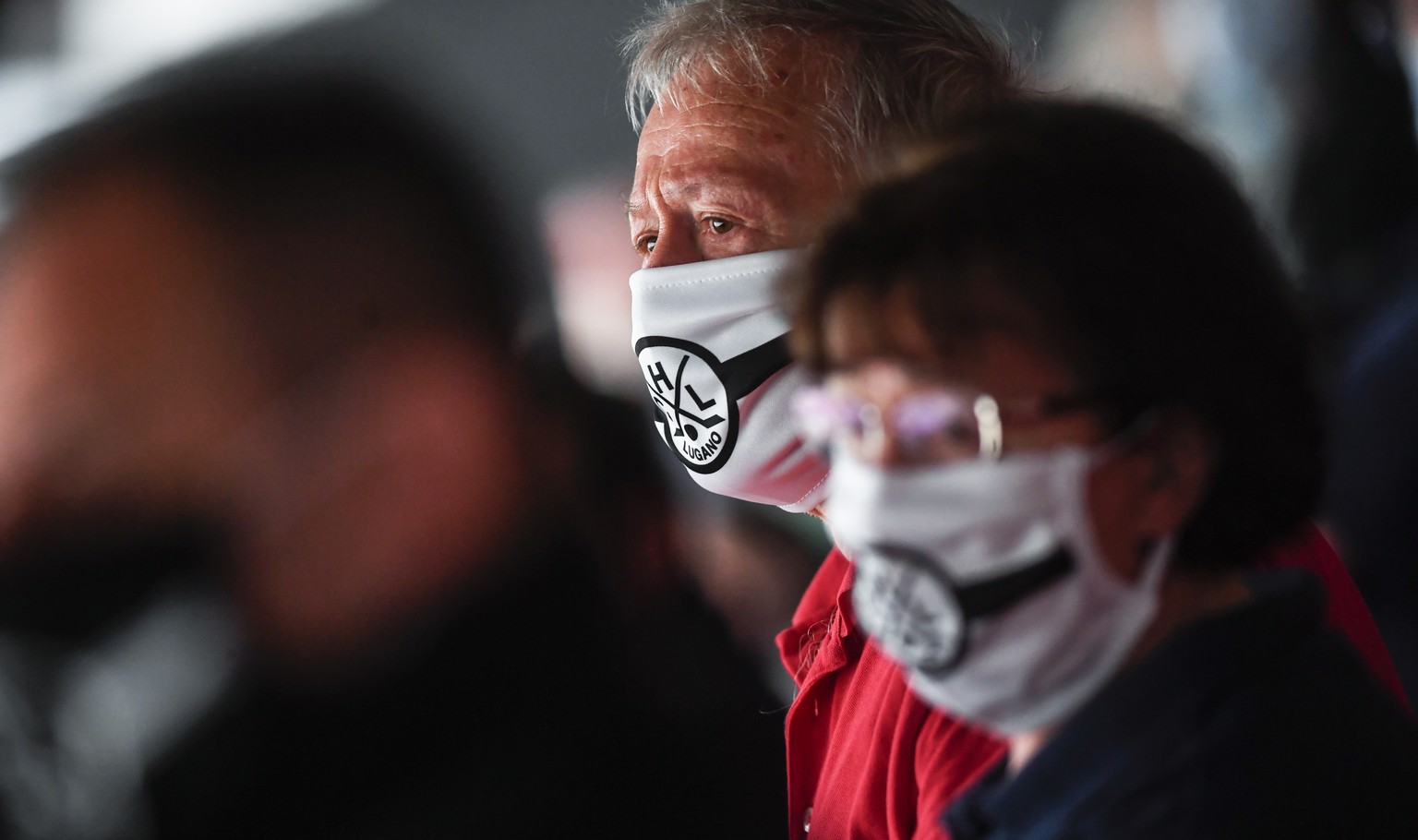 Lugano fans watch the game during the friendly match of National League (NL) Swiss Championship 2020/21 between HC Lugano and HC Fribourg-Gotteron at the ice stadium Corner Arena in Lugano, on Tuesday ...