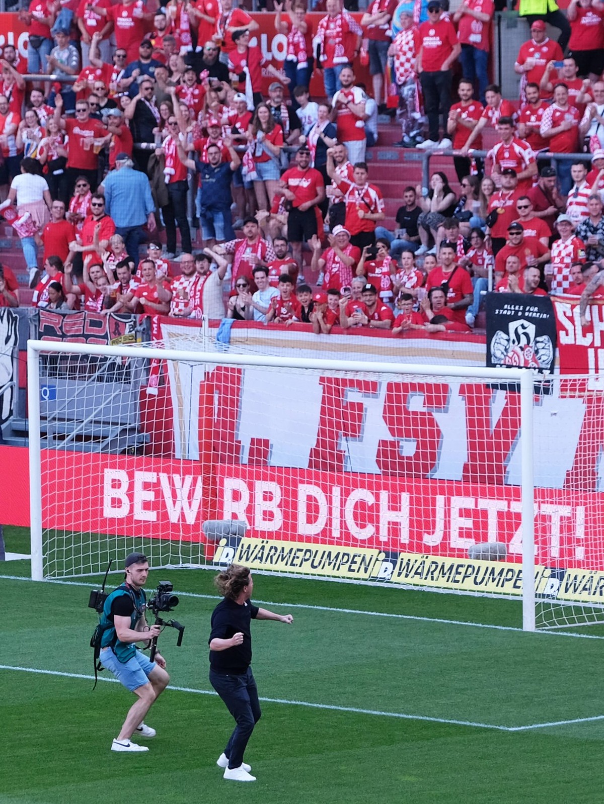 Fussball-Bundesliga - Saison 2023/2024 Mewa-Arena Mainz - 11.05.2024 1. FSV Mainz 05 mz - Bor. Dortmund do Trainer Bo HENRIKSEN 1. FSV Mainz 05 vor den Fans DFL REGULATIONS PROHIBIT ANY USE OF PHOTOGR ...