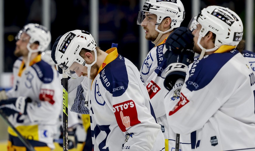 Zugs Livio Stadler, im Fokus, reagiert nach der Niederlage waehrend der 2. Partie des Playoff-Finals der National League zwischen den ZSC Lions und dem EV Zug, am Mittwoch, den 20. April 2022, im Hall ...