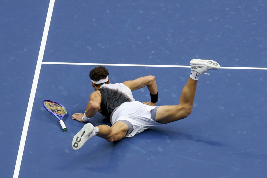 epa13237886 Ben Shelton of the US falls as he plays against Alexander Zverev of Germany during the Men's Singles Final of the US Open Tennis Championships in Flushing Meadows, New York, USA, 13 S ...