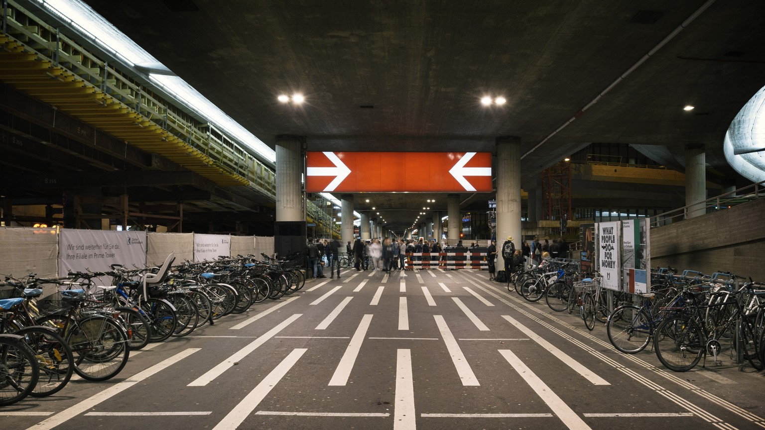 HEUTE, MITTWOCH, 06. JULI 2016, STELLEN WIR IHNEN FOLGENDES NEUES BILDMATERIAL VON ZUERICH BEI NACHT ZUR VERFUEGUNG --- Hardbruecke railway station in Zurich, Switzerland, pictured on the night of Jun ...