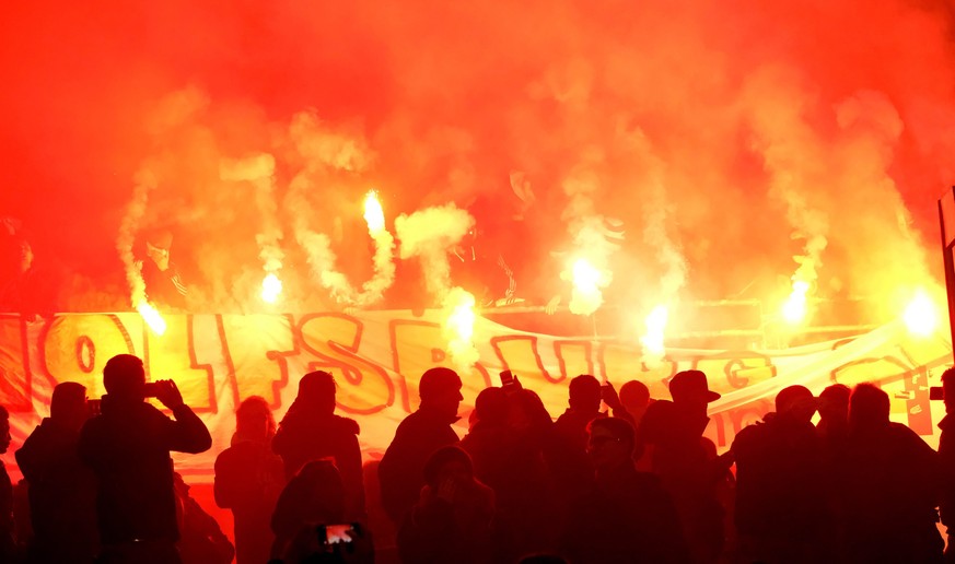 So sieht es vor dem Spiel im Wolfsburger Fanblock aus.