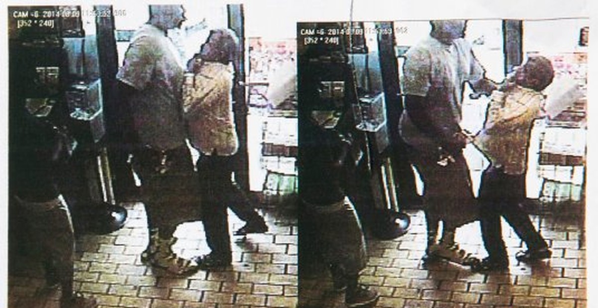 Bilder aus dem Nachbarschaftsladen: Laut Polizei ist der Mann mit dem weissen T-Shirt Michael Brown.&nbsp;