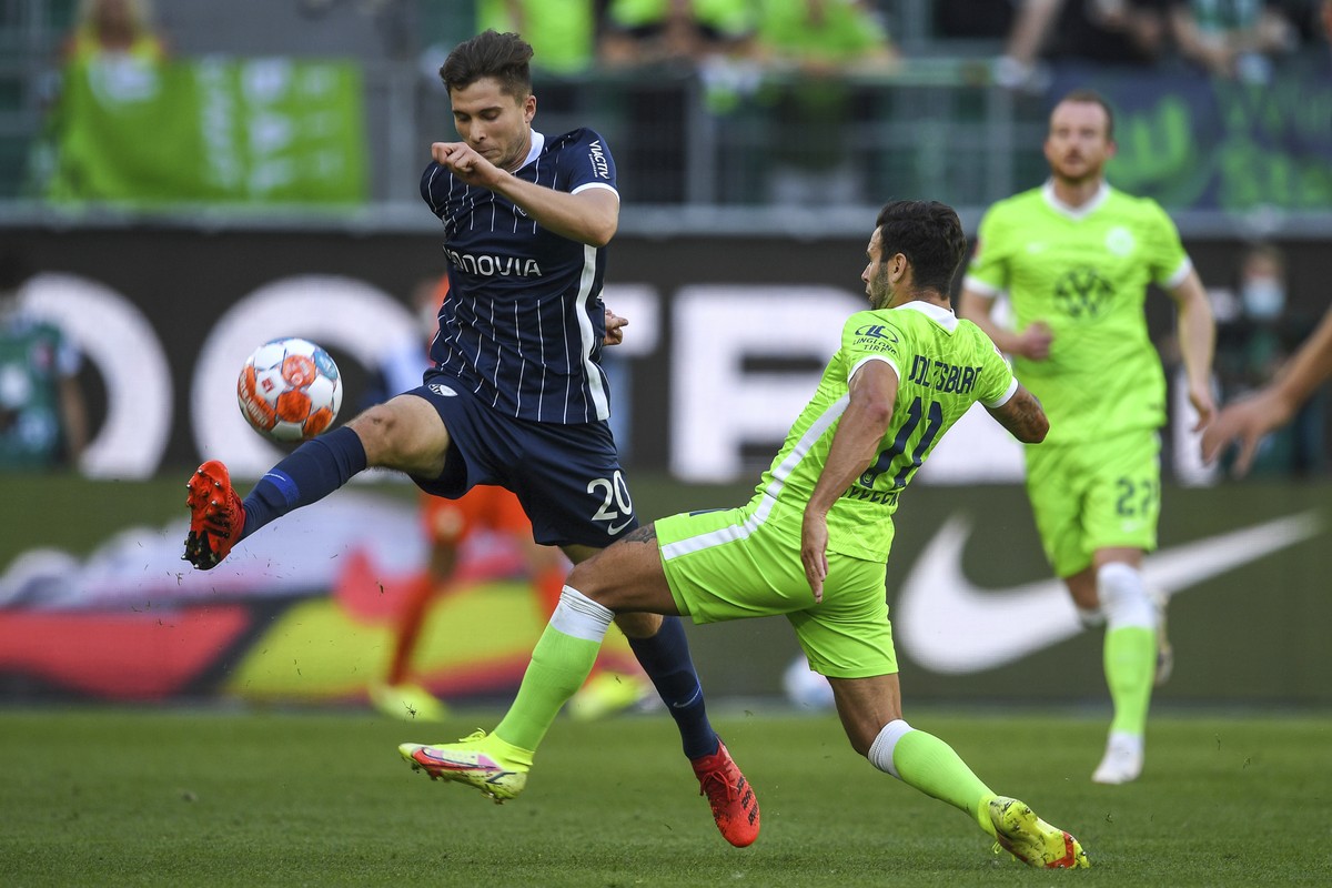 Bochum's Elvis Rexhbecaj, left, plays against Wolfsburg's Renato Steffen during the German Bundesliga soccer match between VfL Wolfsburg and VfL Bochum in Wolfsburg, Germany, Saturday, Aug.1 ...