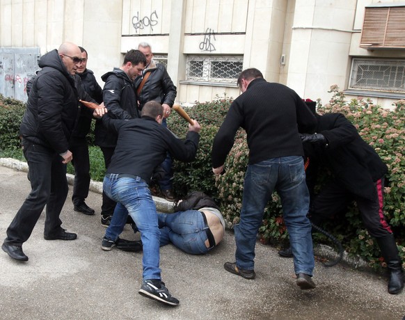 Ein Mann wird am Rande einer Kundgebung in Sewastopol zusammengeschlagen. Prorussische und proukrainische Demonstranten stiessen in der Stadt zusammen.&nbsp;