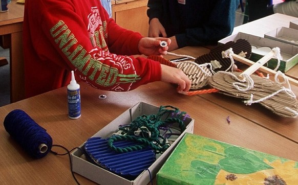 Bastelunterricht an der Primarschule aufgenommen in Staefa 1997. (KEYSTONE/Str)