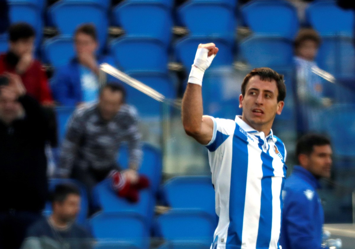 epa07534857 Real Sociedad's Mikel Oyarzabal celebrates after scoring the 2-0 lead against Getafe CF during their Spanish LaLiga Primera Division soccer match played at the Anoeta stadium in San S ...