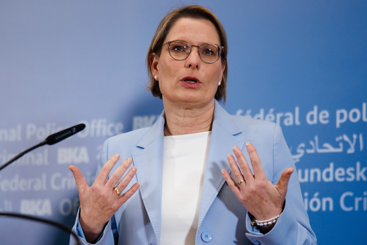 epa12720581 German Justice Minister Stefanie Hubig gestures during a media statement during a visit to the GTAZ Anti-Terror Center of the Federal Criminal Police Office in Berlin, Germany, 09 February ...