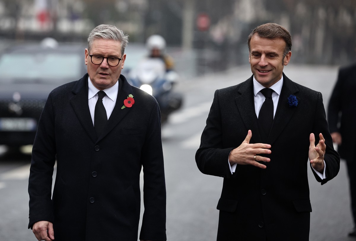 epa11714250 French President Emmanuel Macron (R) and British Prime Minister Keir Starmer (L) walk towards the statue of Winston Churchill during commemorations marking the 106th anniversary of the WWI ...