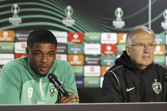 Ludogorets&#039; forward Kwadwo Duah, left, sitting next to Georgi Dermendzhiev, right, coach of PFC Ludogorets, talks to the media during a press conference at the Stade de Geneve stadium, in Geneva, ...