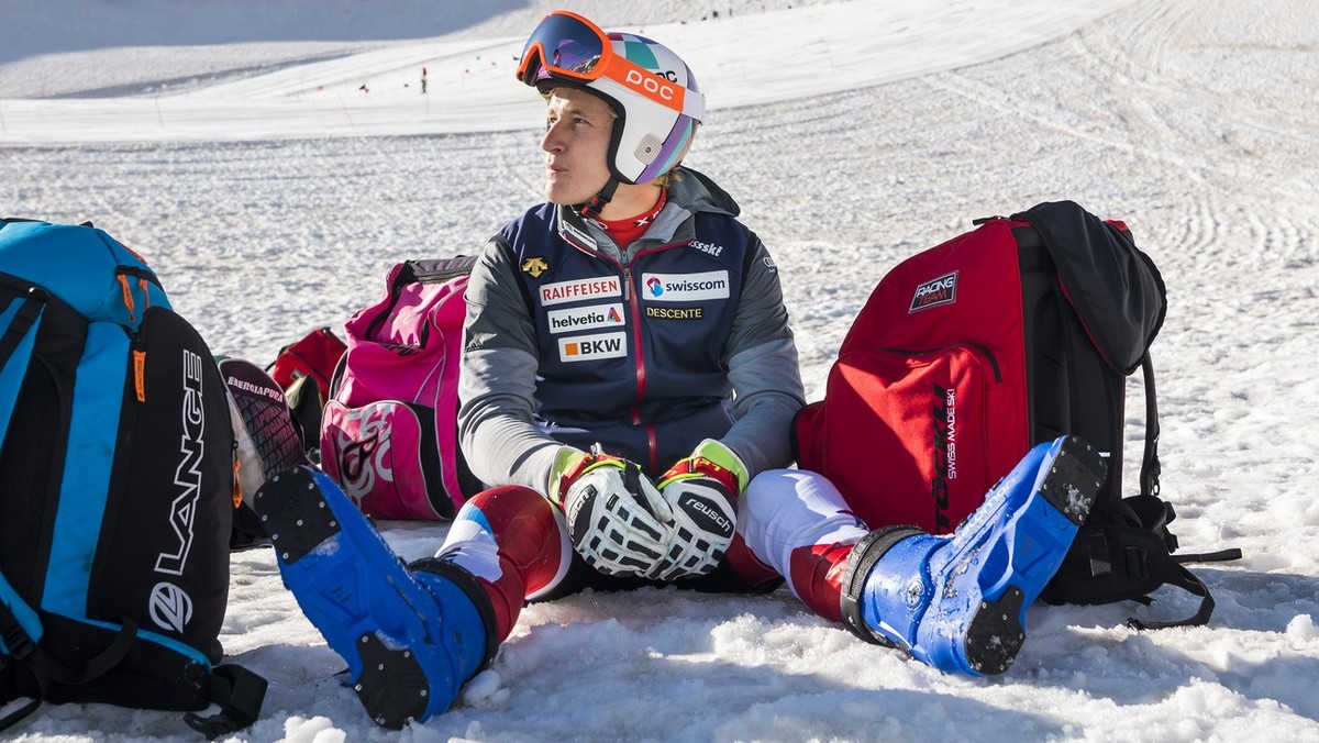 Marco Odermatt, le skieur suisse de Swiss-Ski fait une pause lors d'un entrainement sur la neige pendant l'ete ce jeudi 25 juillet 2019 sur le glacier Allalin a Saas-Fee. (KEYSTONE/Jean-Chri ...