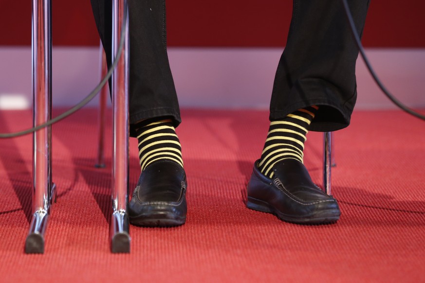 Die YB-Socken von Andy Rihs, Investor der Sport und Event Holding AG, waehrend einer Medienkonferenz von BSC Young Boys am Montag, 19. September 2016, in Bern. (KEYSTONE/Peter Klaunzer)