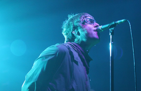 Sänger Liam Gallagher (GBR/Oasis) während eines Konzertes in der Columbiahalle in Berlin ca. 2005