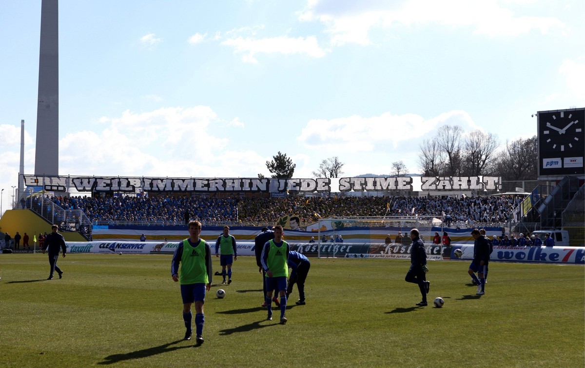Bildnummer: 07563881 Datum: 19.03.2011 Copyright: imago/Karina Hessland
Fussball 3.Liga, FC Carl Zeiss Jena, Saison 2010/2011; Jenaer Fans haben Plakate aufgerollt : Weil immerhin jede Stime z�hlt, h ...