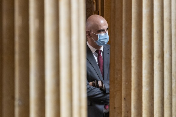 Bundesrat Alain Berset wartet auf seinen Einsatz in der Grossen Kammer am ersten Tag der Herbstsession der Eidgenoessischen Raete, am Montag, 7. September 2020 im Nationalrat in Bern. (KEYSTONE/Alessa ...