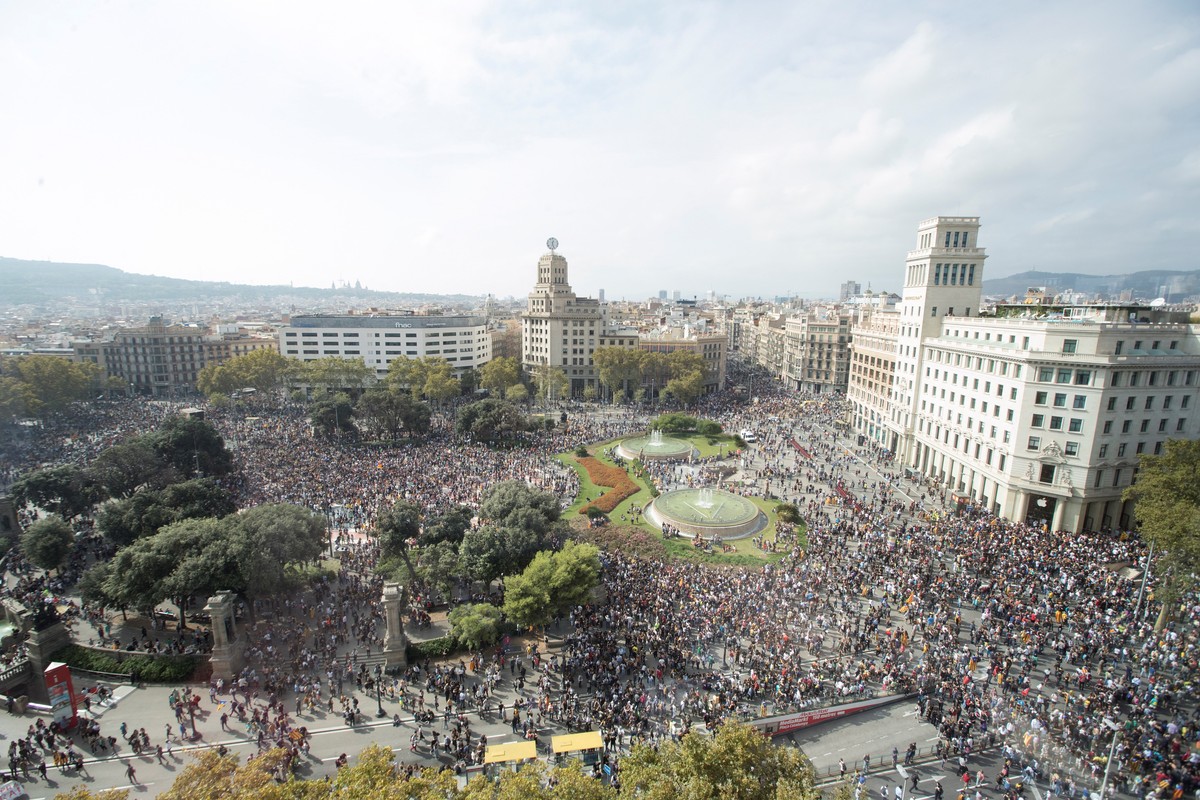 epa07919903 Some thousand people gather at Catalunya Square to protest against the sentence ruled by Supreme Court on 'proces' trial', in Barcelona, Catalonia, 14 October 2019. Demonstr ...