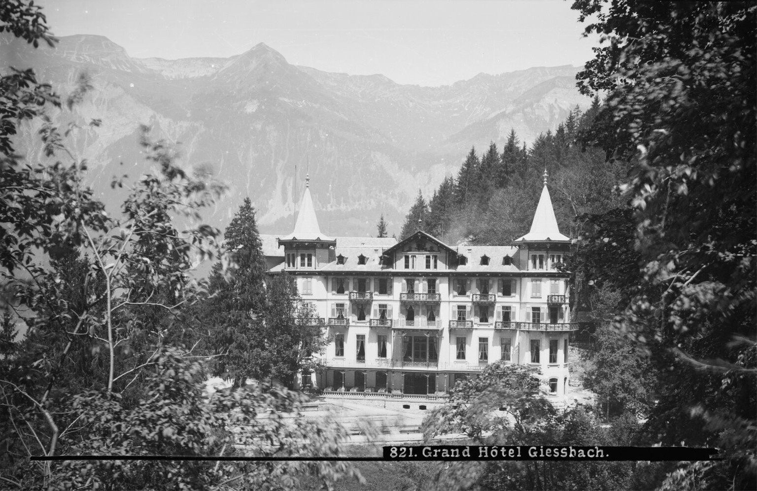 Das Grand Hotel Giessbach über Brienz nach dem Brand 1883, wiederaufgebaut im «Schweizer Holzstil».