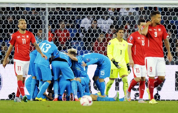 05.09.2015; Basel; Fussball EM 2016 Qualifikation - Schweiz - Slowenien; Slovenian players celebrate after scoring 0:2; (Steffen Schmidt/freshfocus)