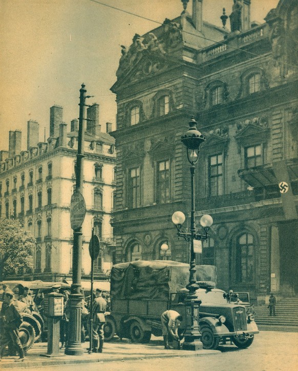 Das Hakenkreuz auf dem Balkon des Rathauses, Lyon im Juni 1940.